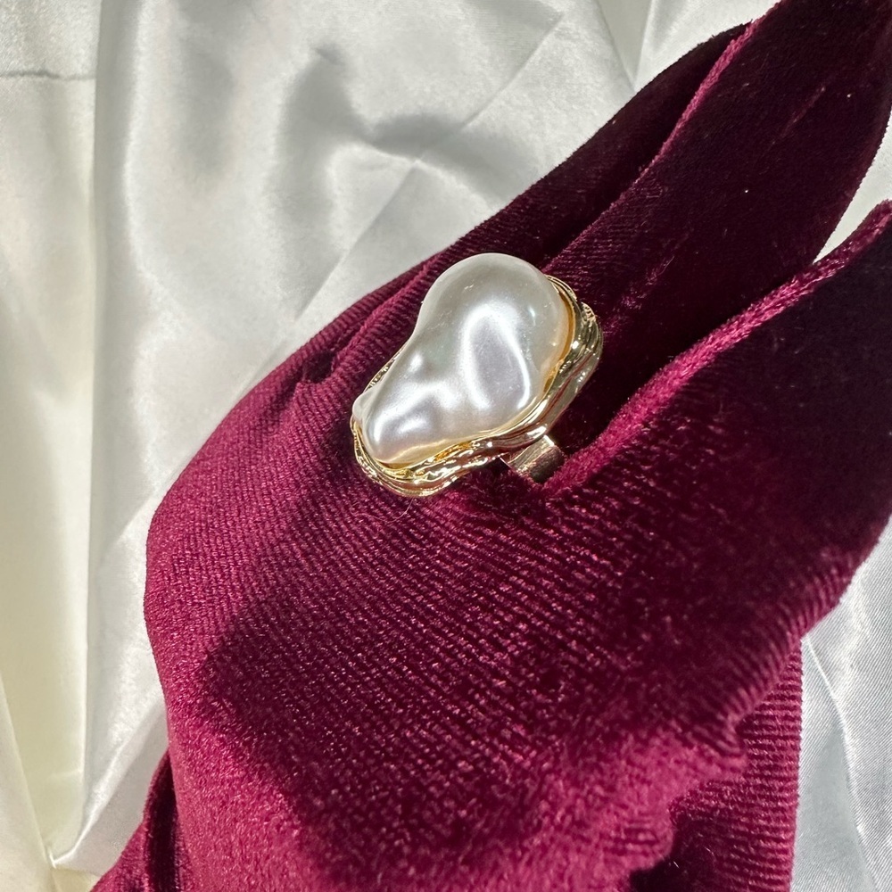 Zara Gold and White Ring with Timeless Elegance